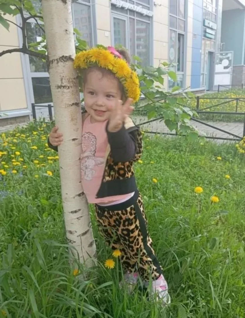 Уронило солнце
Лучик золотой, 
Вырос одуванчик, 
Первый молодой
У него чудесный
Золотистый цвет,
Он 