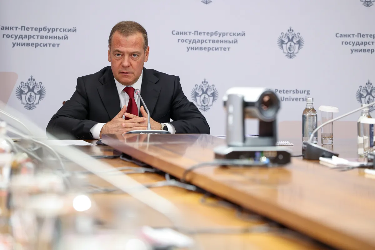 Заместитель председателя Совета Безопасности РФ, выпускник СПбГУ Д. А. Медведев провел заседание Поп