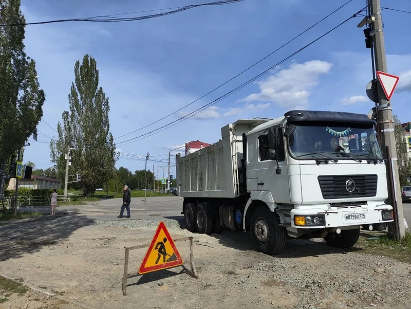 ⚠️У «Руси» и «Орфея» меняют асфальт  На проспекте Карла Маркса, напротив магазинов «Русь» и «Орфей»,