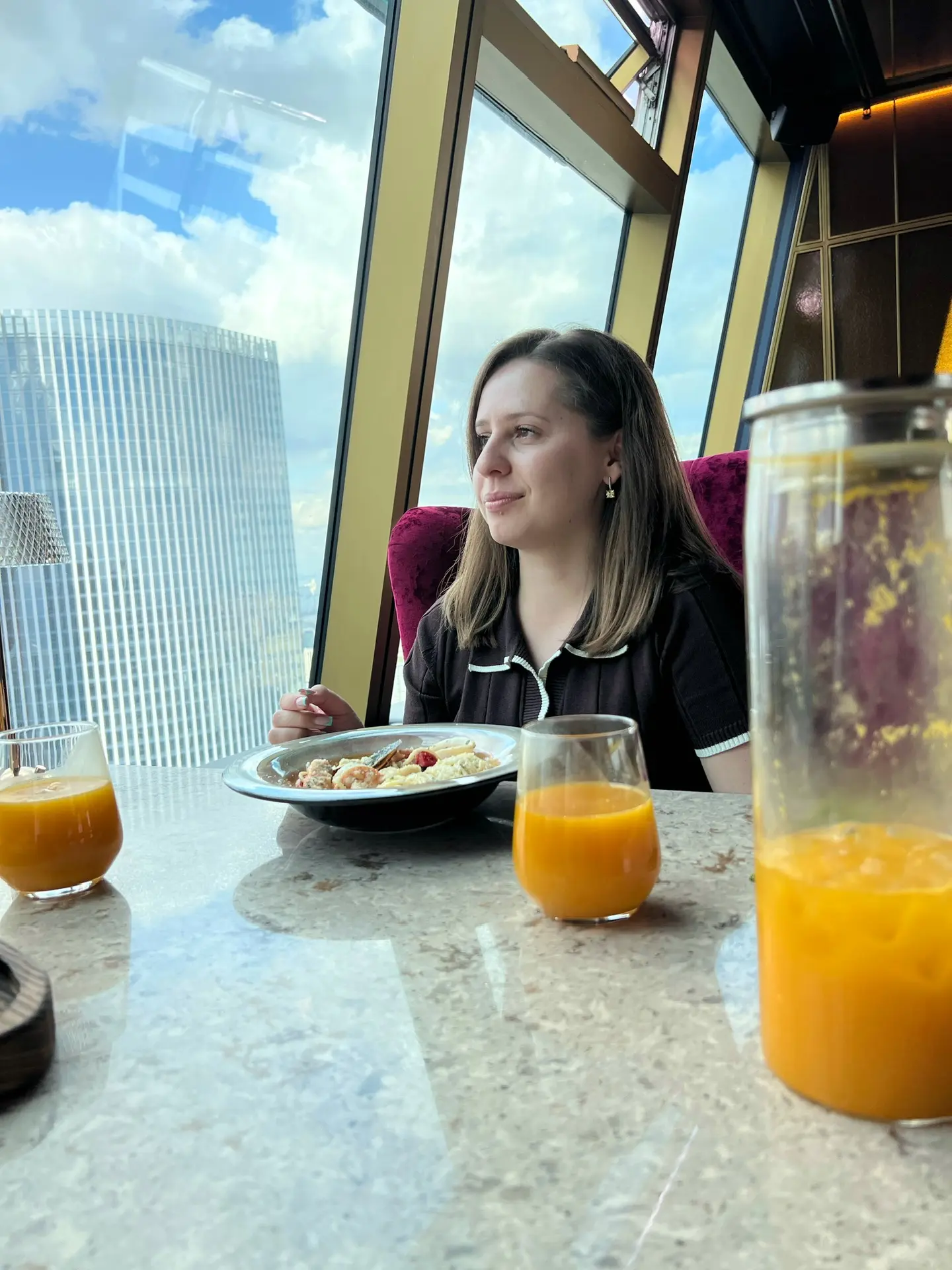 Миша устроил мне сюрприз🥹 - привёз в Москва-Сити, и мы поднялись в ресторан на 57 этаже.