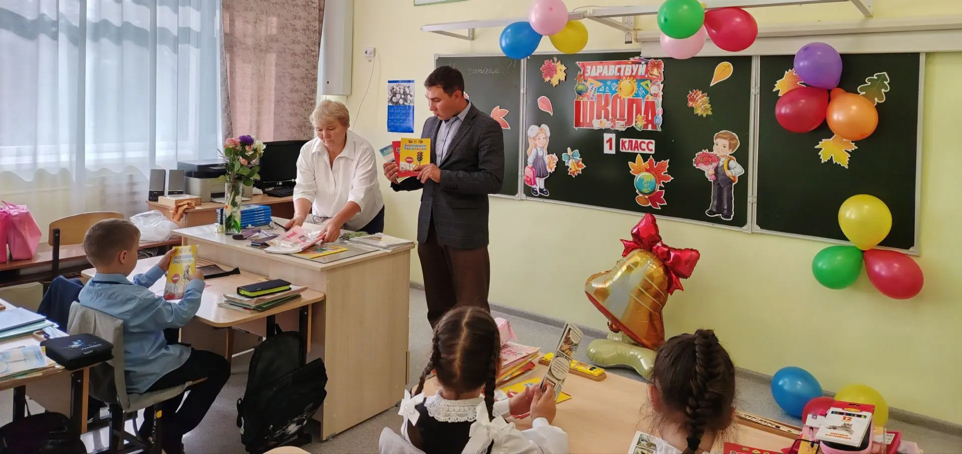 Первоклассникам вручили светоотражающие элементы 🎒