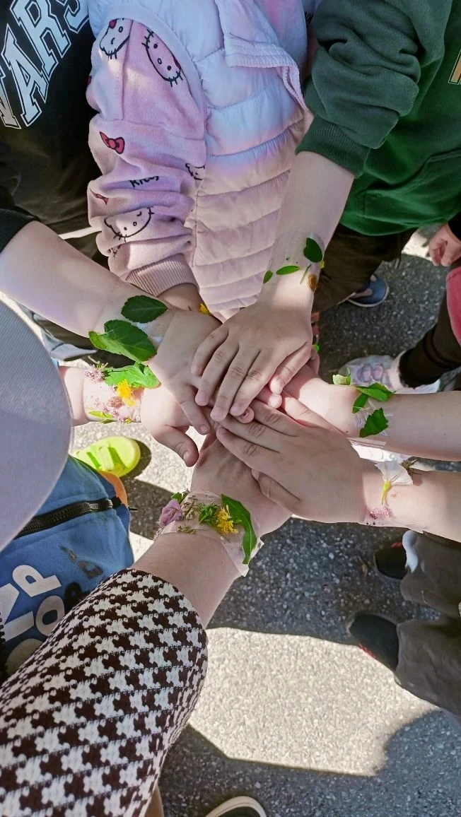 🌿 «Здравствуй, Лето! Мир полон сказок и чудес» — в группе №6 «Солнышки» день начался с волшебства.
