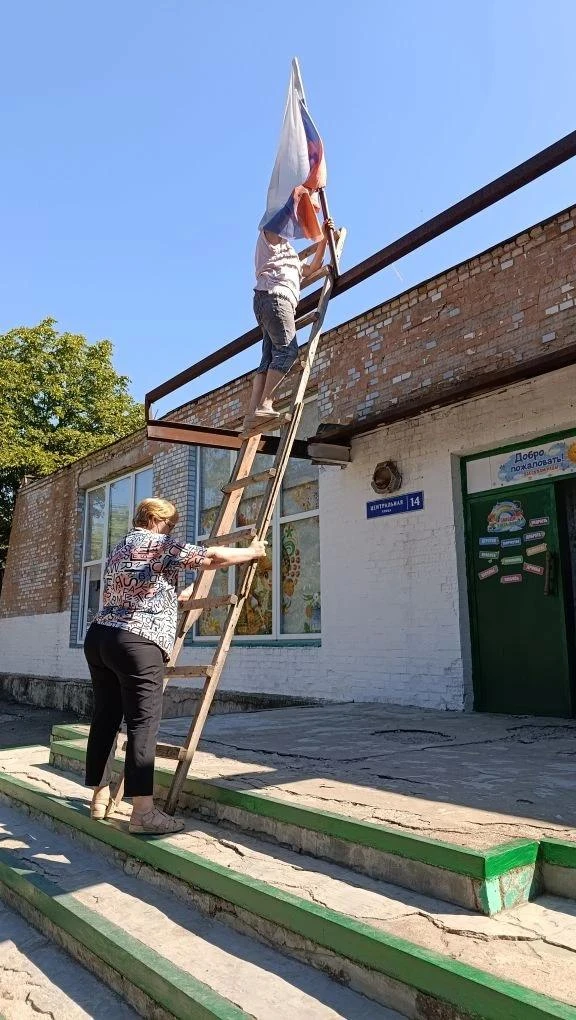 Ко дню флага РФ работники Михайловского СДК обновили флаг на фасаде здания.