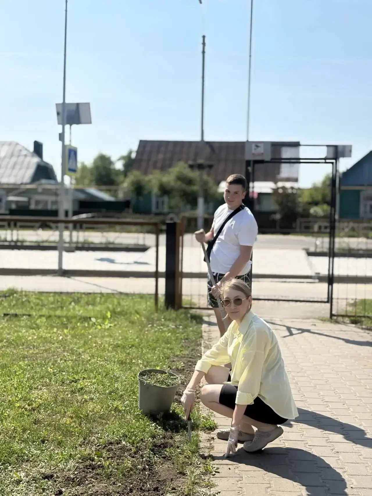 За окном беззаботная летняя пора, а в школьном дворе вовсю кипит работа - началась летняя трудовая п