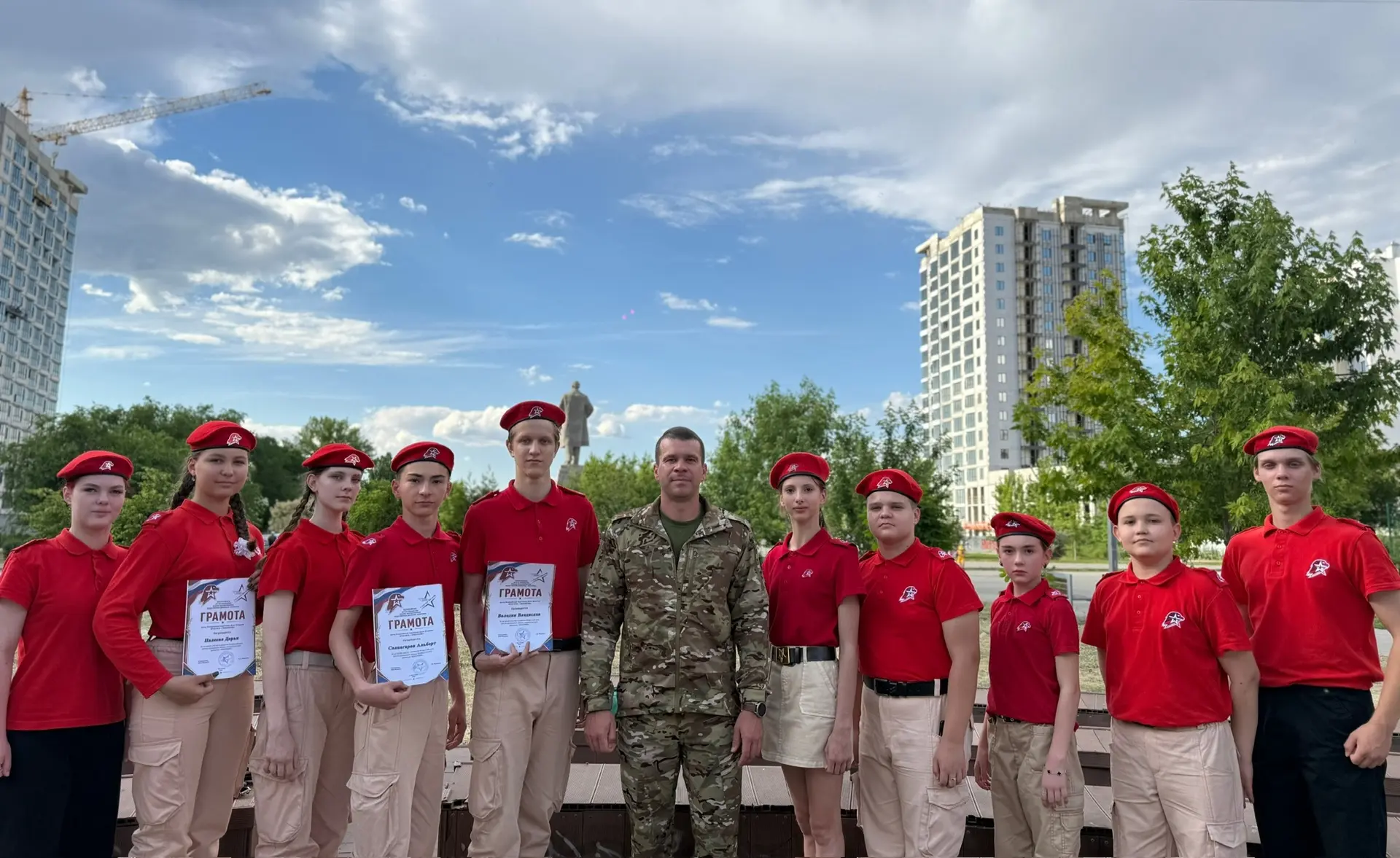 👏🎖️Юнармейцы отряда «Внуки Гагарина» и их руководитель Ева Грачяевна награждены грамотами за актив