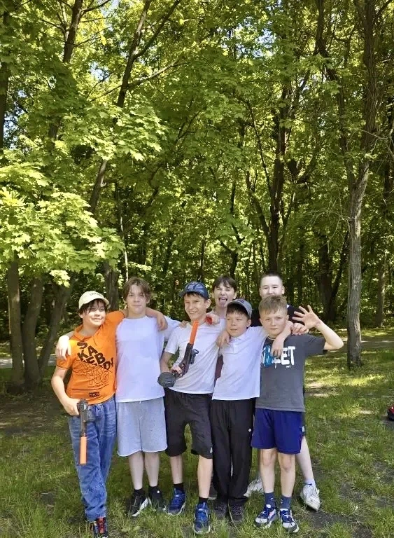 🌲☀️ Как завершить учебный год ярко и весело? Спросите у 6А!  Наши ребята вместе с родителями и класс