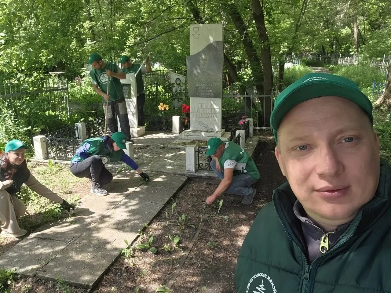 ⚡️Экология и патриотизм: «ЗЕЛЁНЫЕ» Башкортостана навели порядок в месте упокоения героя...