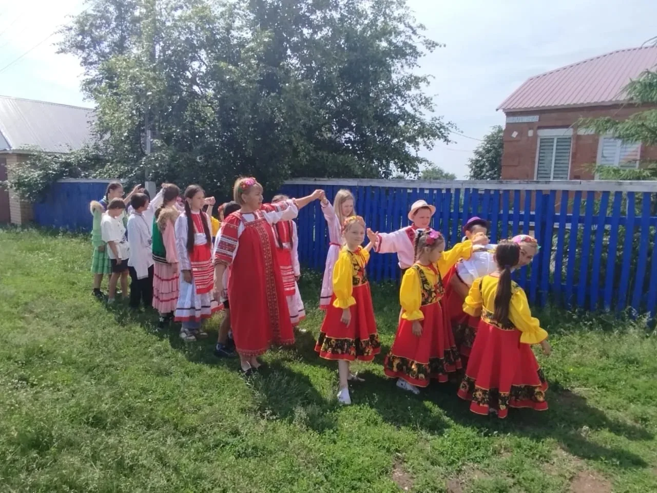 Ребята из пришкольного оздоровительного лагеря «Зарница» присоединились к Всероссийской акции «Хоров