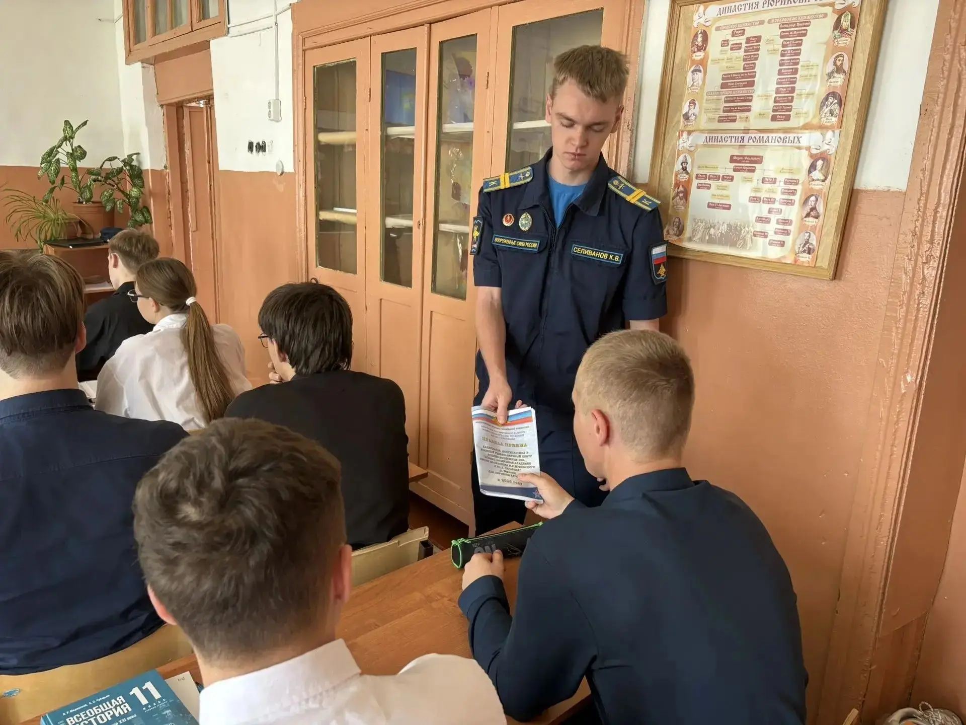 В рамках профориентации состоялась встреча старшеклассников 1корпуса с курсантом 3курса...
