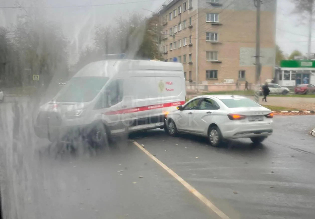 Столкновение с участием машины скорой на Ленина