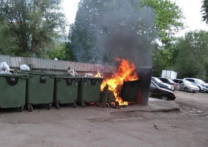 В Самаре предстанут перед судом за вандализм двое самарцев, поджегших 18 мусорных конте...