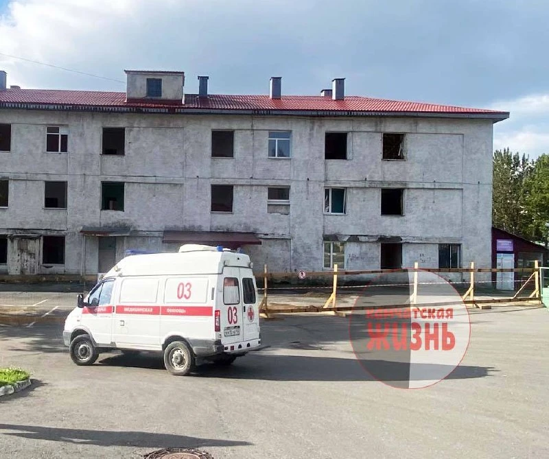 В Петропавловске сносят старые корпуса краевой больницы. На территорию загнали экскаватор.
