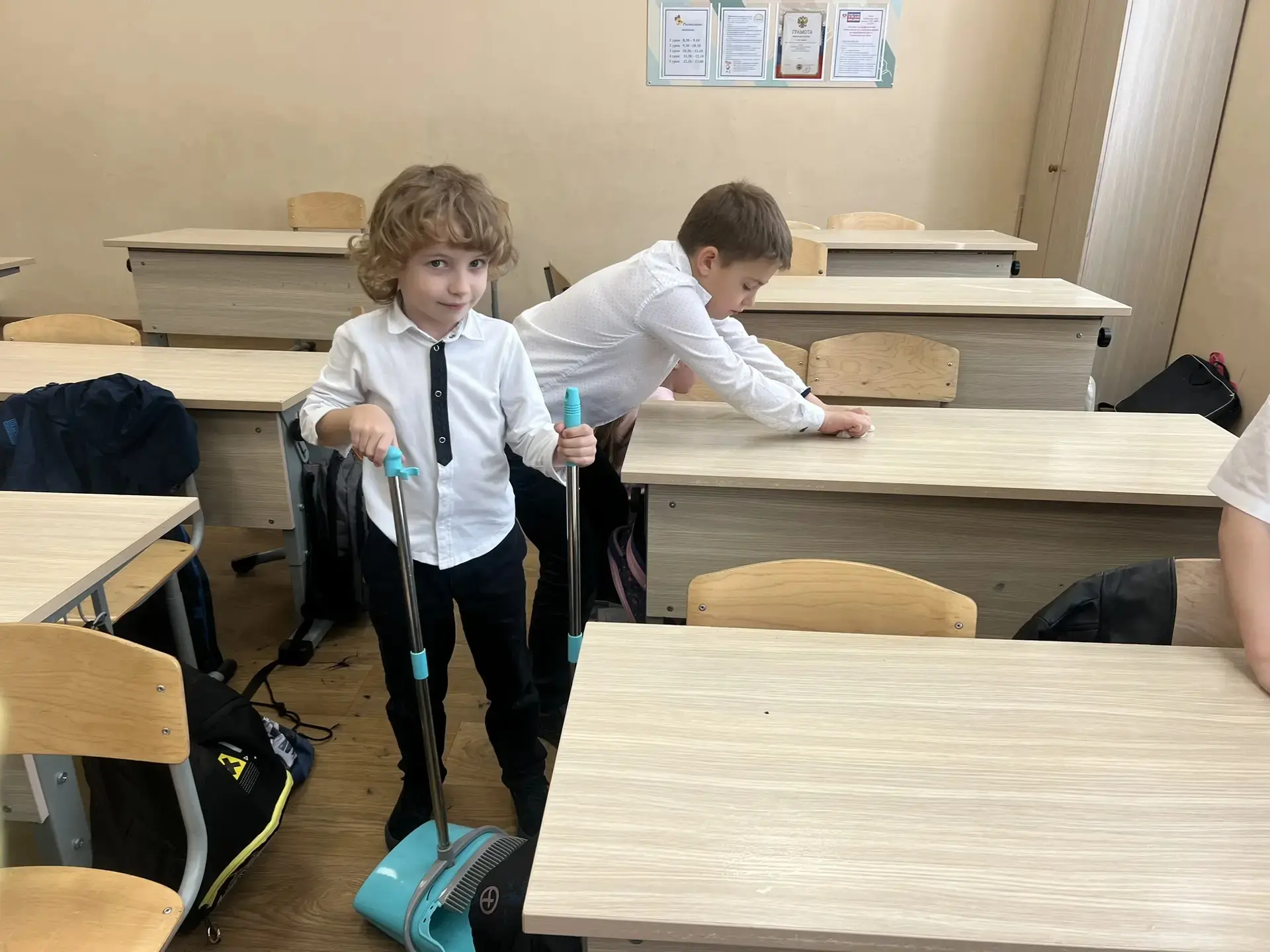 🌸Учащиеся начальных классов вчера приняли участие в еженедельной школьной акции "Чистый четверг".   