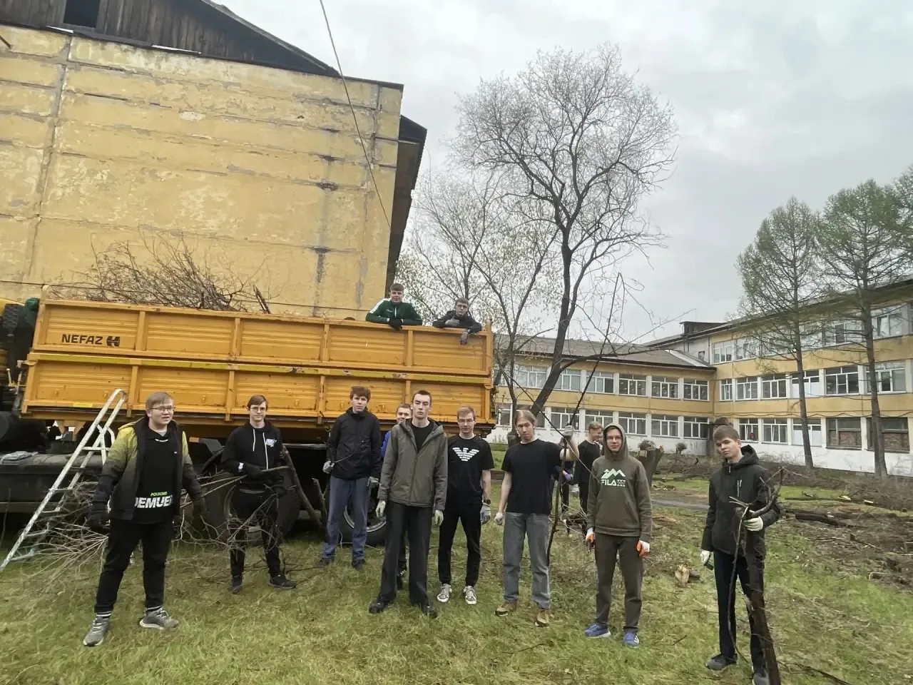 🌳 Полезный труд на благо школы! Парни 11В класса приняли участие в погрузке спиленных веток на терри