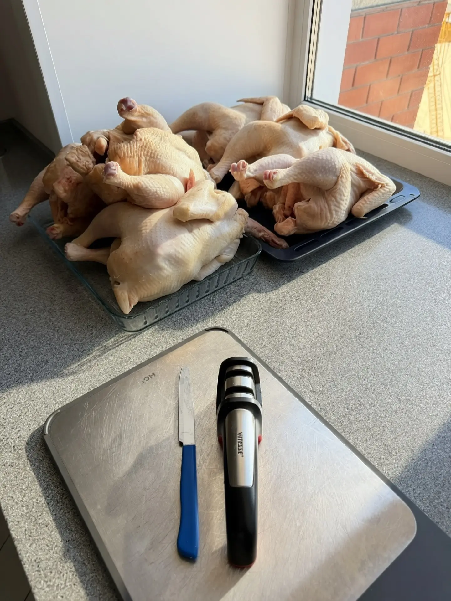 Привезли мне курочек, буду разделывать 🔪 у нас за килограмм 480₽, а у вас какие цены?
