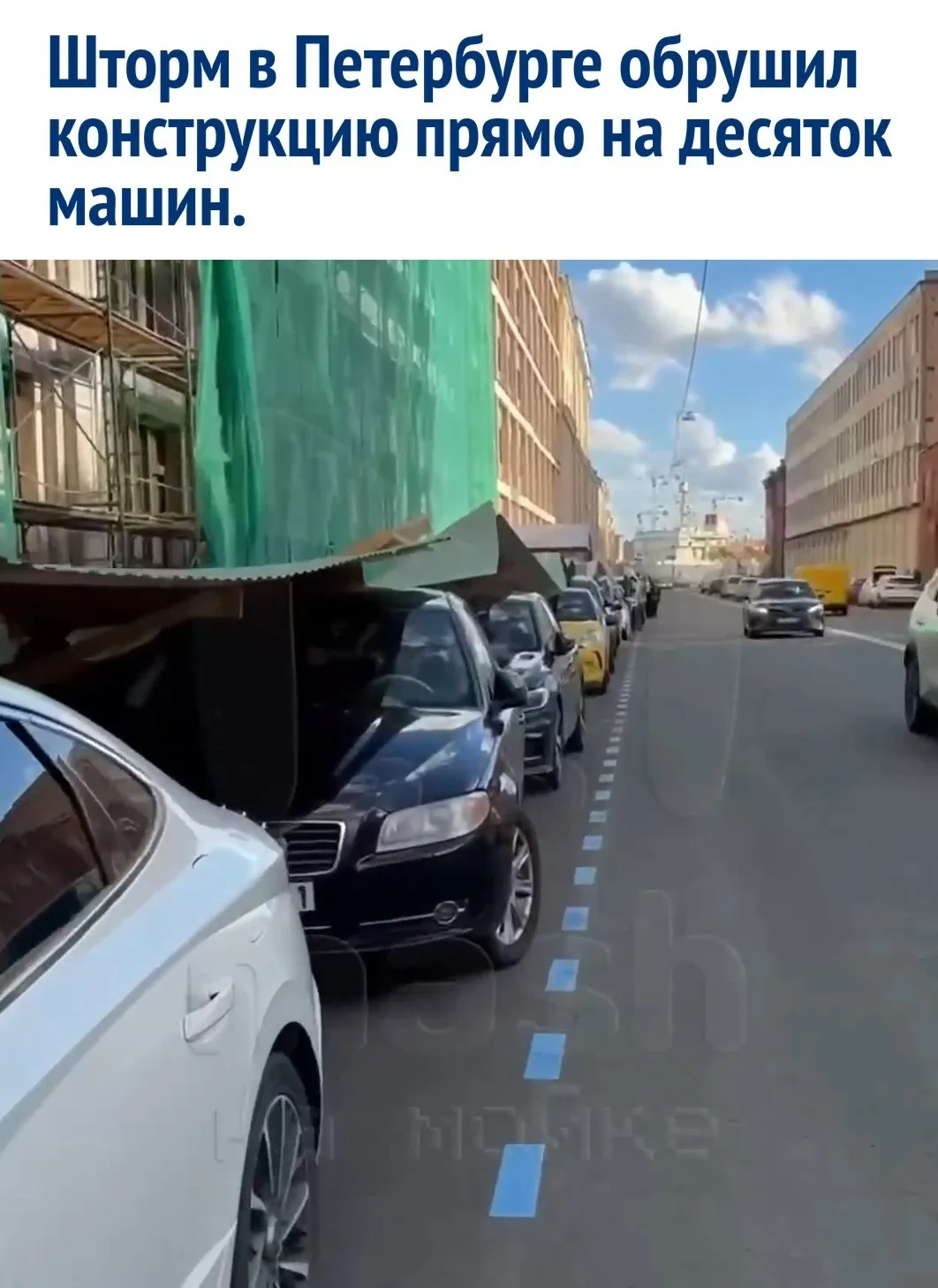 На 22-й линии Васильевского острова, неподалеку от Горного университета, сильный ветер ...