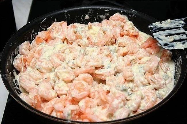 Креветки под сырным соусом