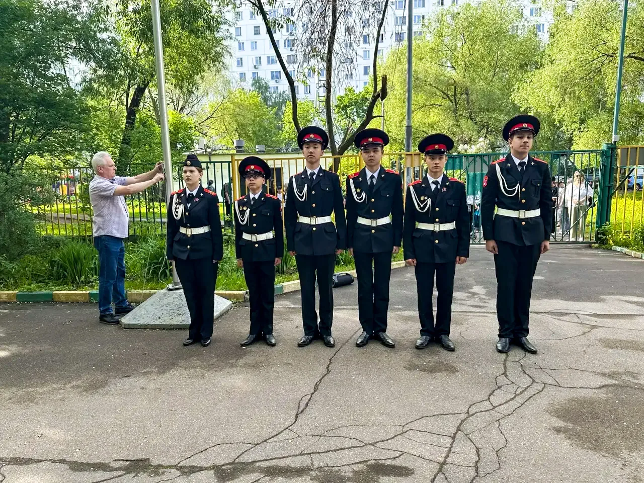 ТОРЖЕСТВЕННЫЙ СТАРТ НОВОЙ НЕДЕЛИ 🇷🇺  Финальная полная учебная неделя в нашей школе по традиции начал