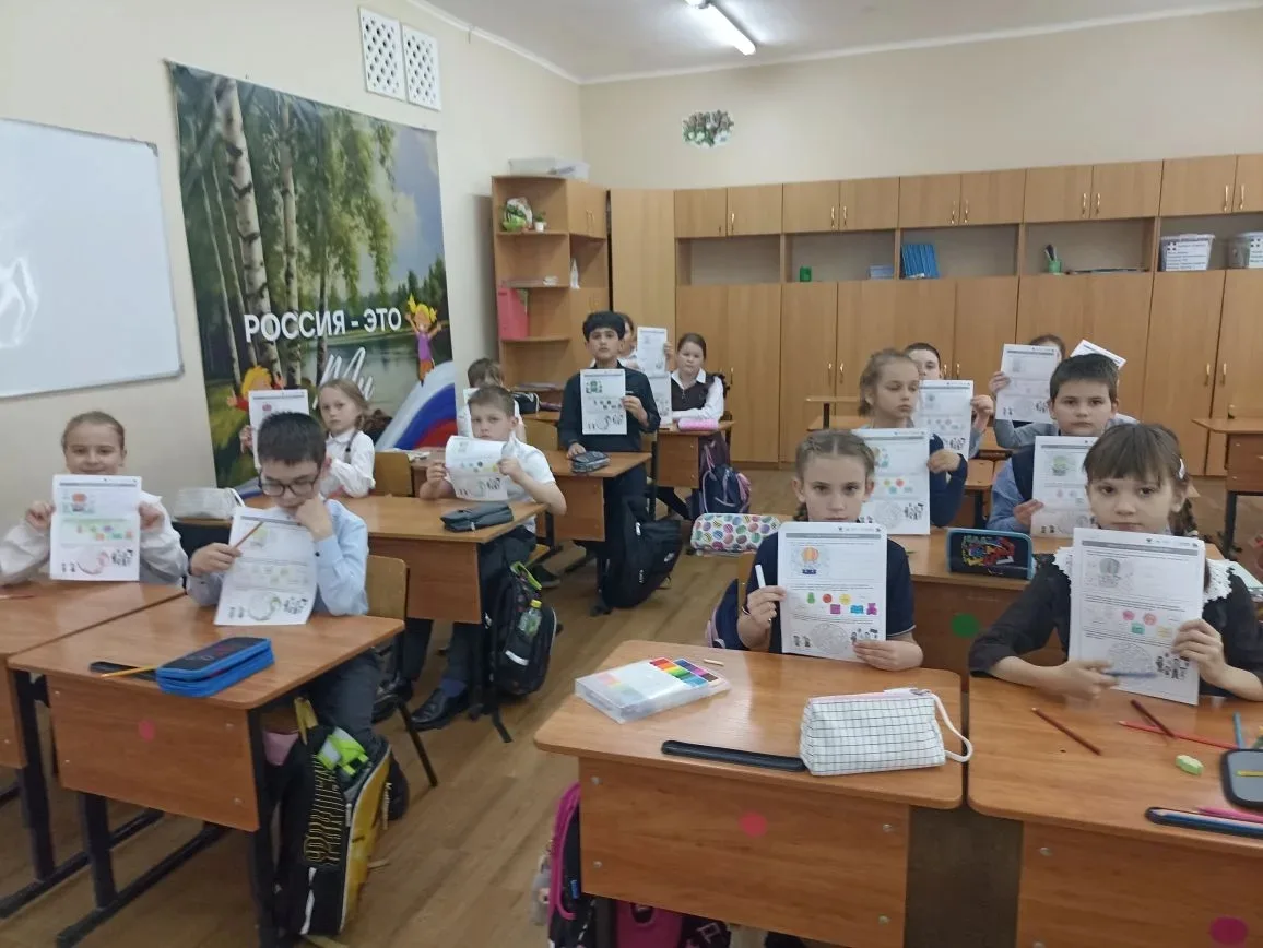 Неделя в МБОУ СОШ №13 г. Белгорода началась традиционно с торжественной линейки, посвященной церемон