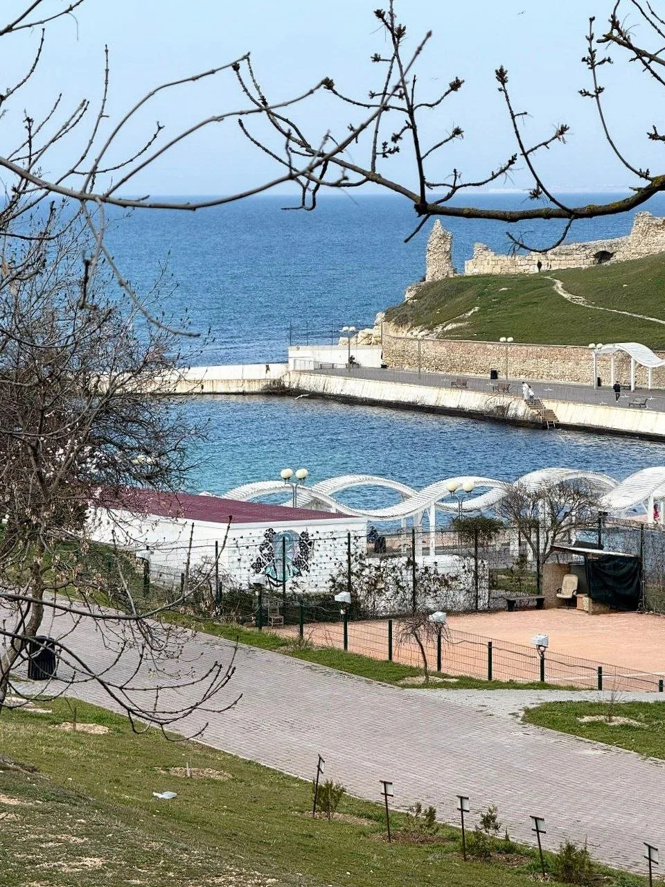 Тёплый апрель в парке А. Ахматовой. Пляж Солнечный, Севастополь