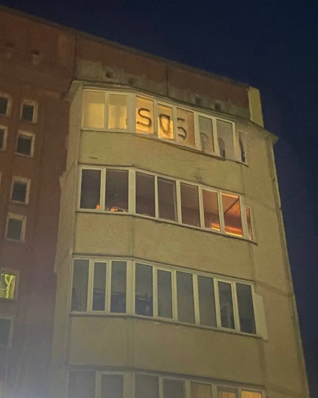 Надпись SOS заметили на стекле балкона в Казани