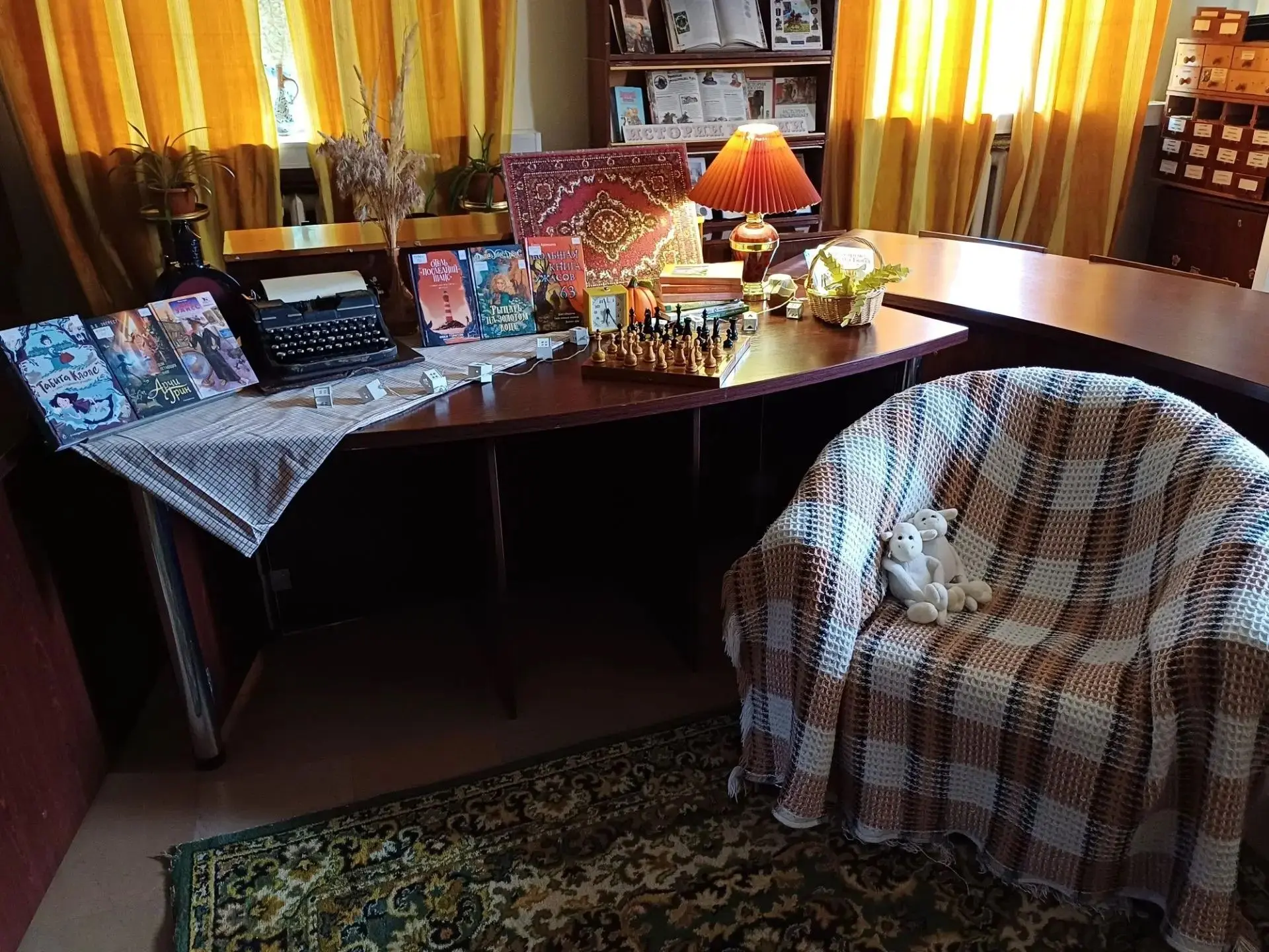 🍂Осенний уголок в библиотеке: тепло, уют и книжные чудеса! 🍂