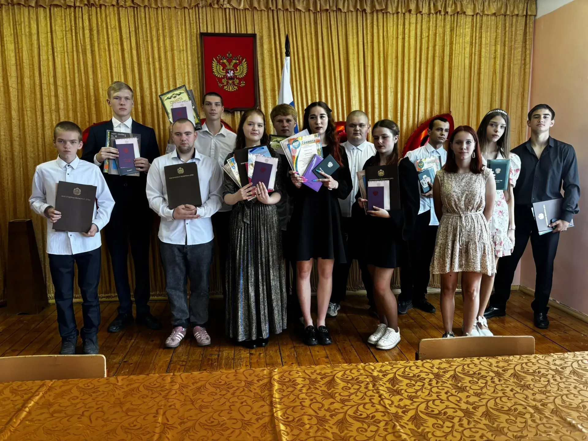 В добрый путь, выпускники! 🎓

В минувшую субботу в нашей школе царила особенная атмосфера — мы пров