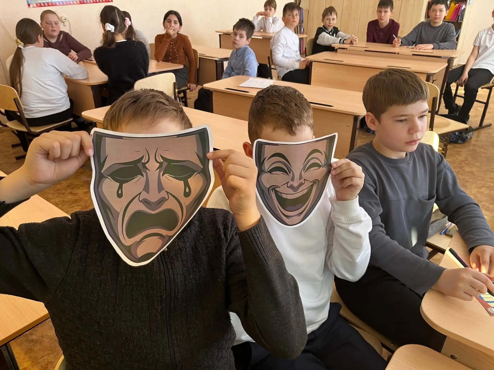 🎭 ДОБРО ПОЖАЛОВАТЬ В ТЕАТР!  Активисты Движения Первых провели экранную игру для 5-х классов!  «Теат