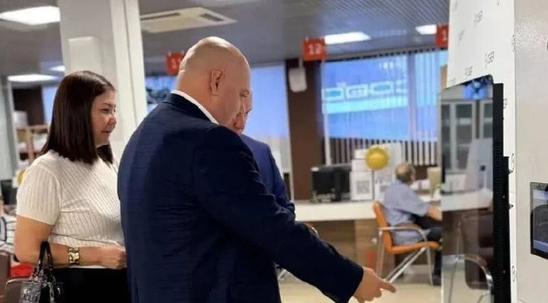 🙏🏻 В Луганске теперь можно проверить организм за 10 секунд с помощью «умного зеркала»

В офисе МФЦ