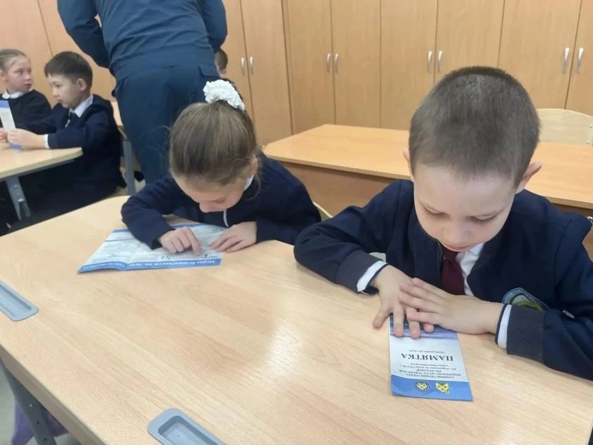 Школьников учат спасаться на льду