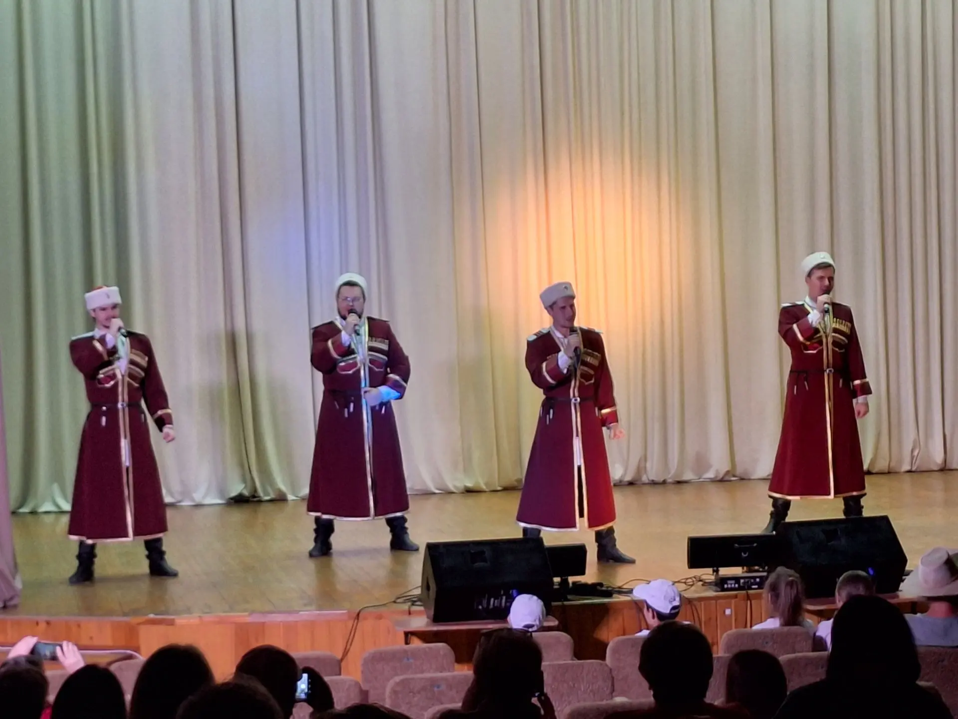 Преподаватели и обучающиеся Горшеченской детской школы искусств посетили концерт ансамб...