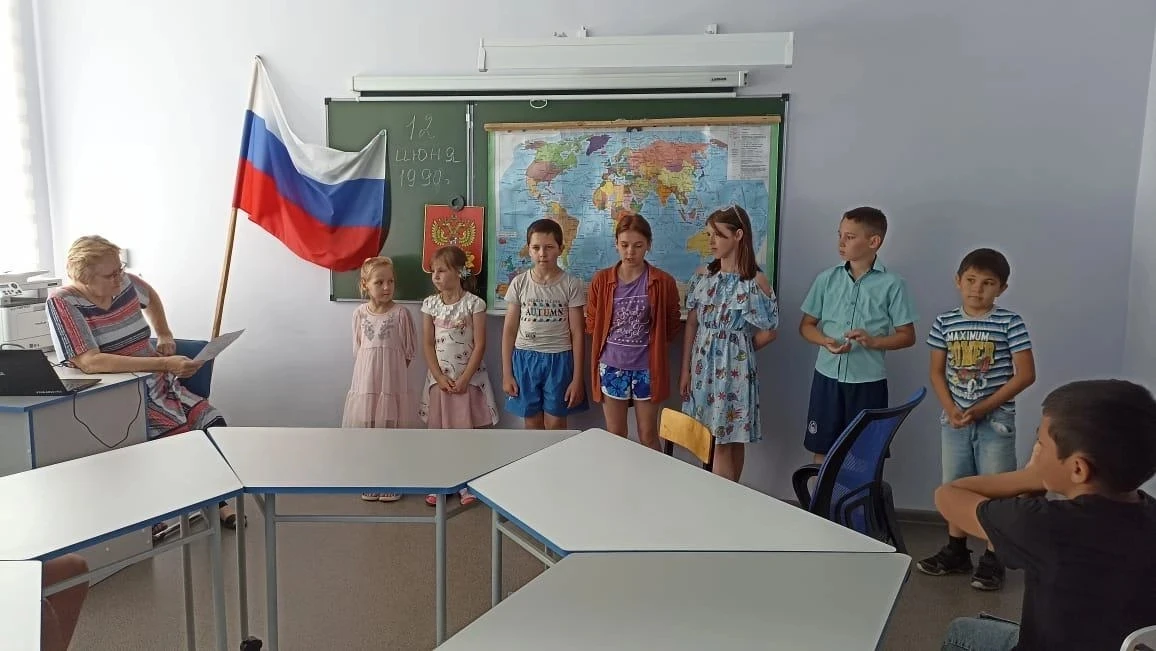 День России-всенародный праздник. Учащиеся школы совершили заочное путешествие по стране"От Москвы и