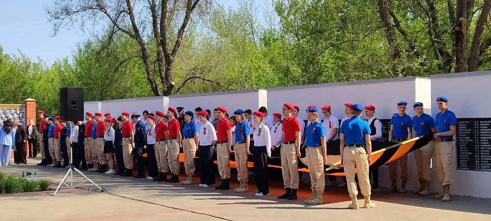 Обучающиеся 10 класса стали участниками торжественного мероприятия, посвященного Дню Победы в Велико