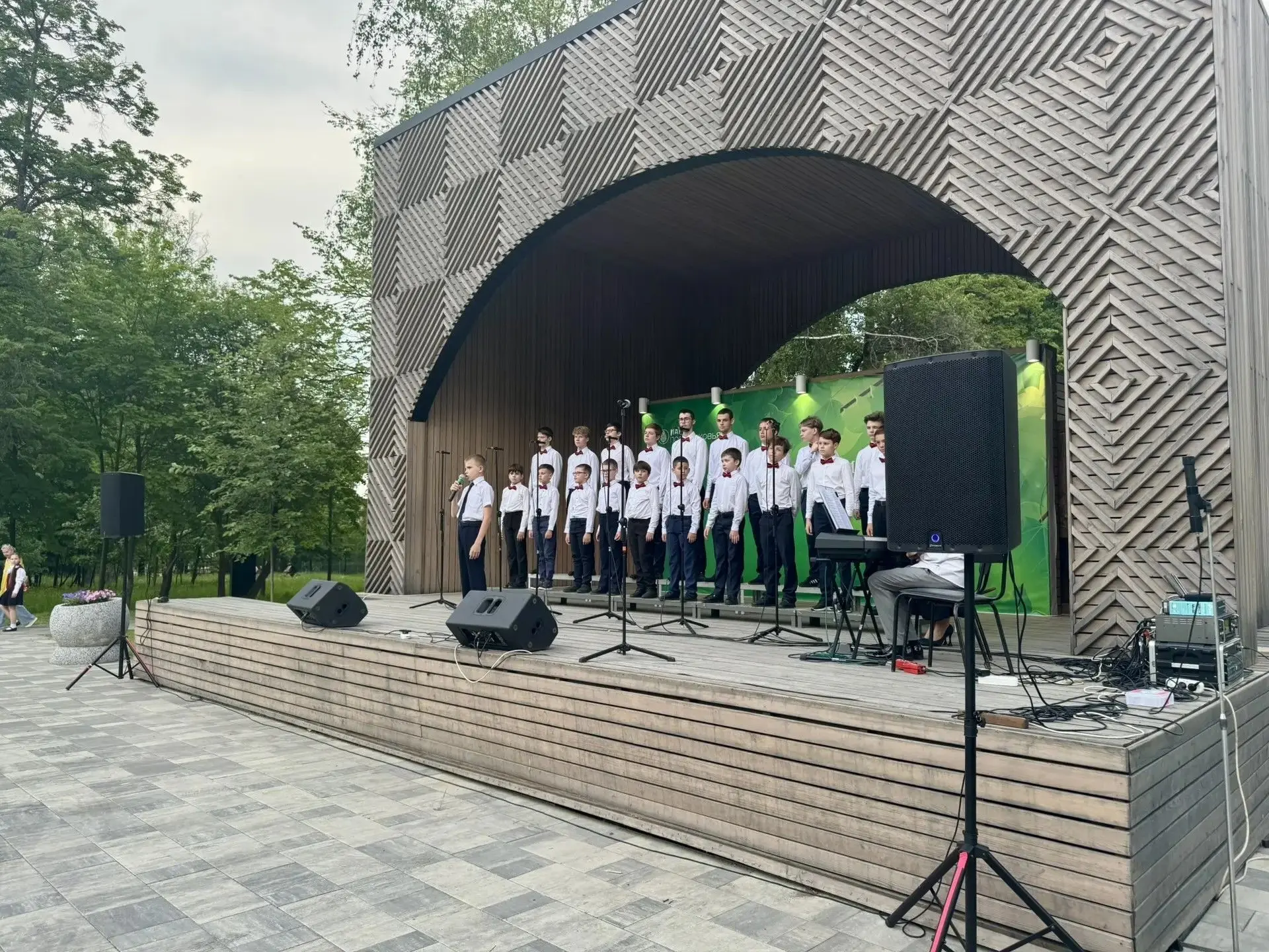🎼 Не про буквы, а про память: в ступинском парке прошёл концерт ко Дню славянской письменности  На ц