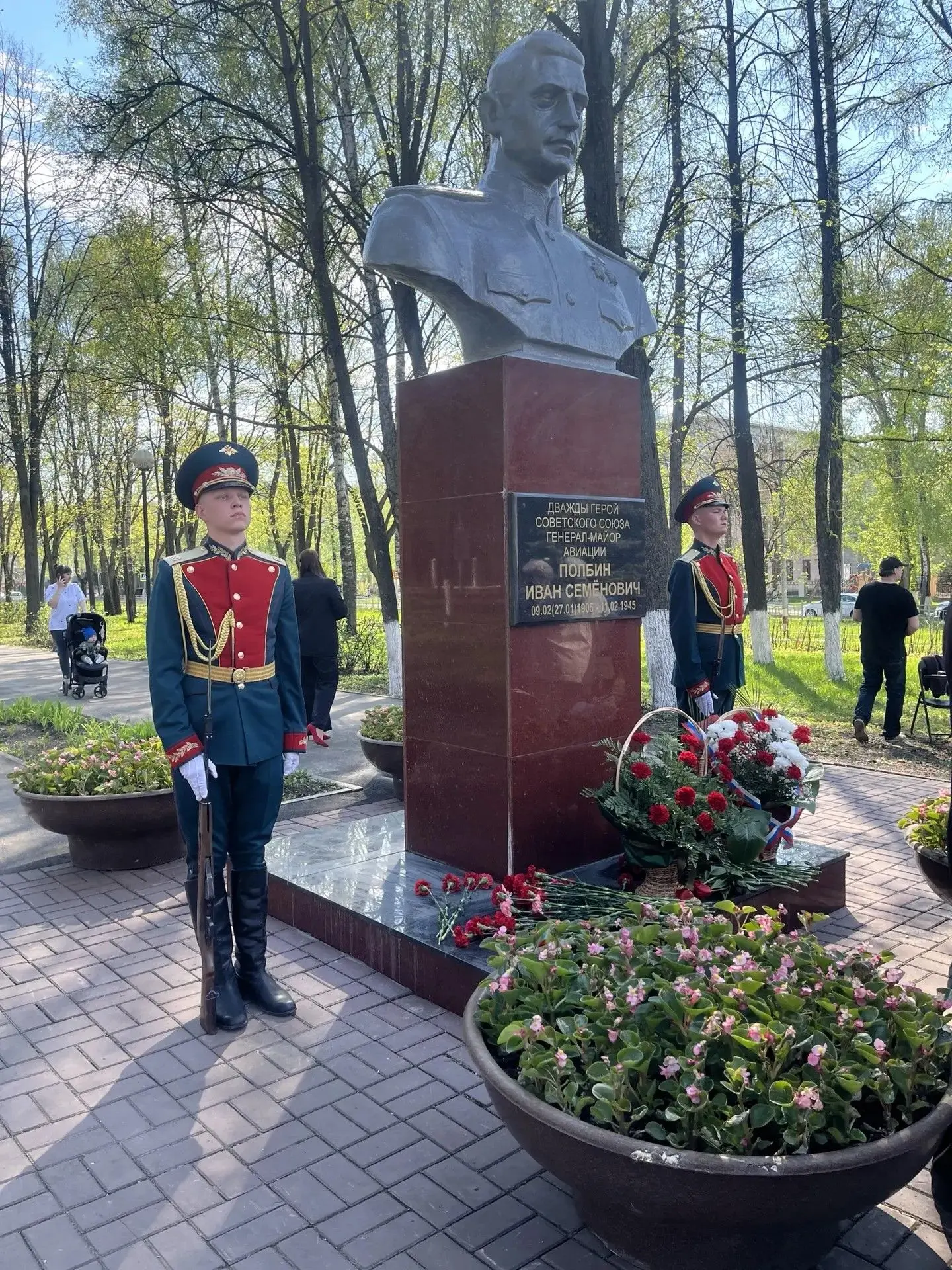 🕊️ Пока мы помним — герои живы Сегодня ученики 9Е класса вместе с классным руководителем Васильевой 