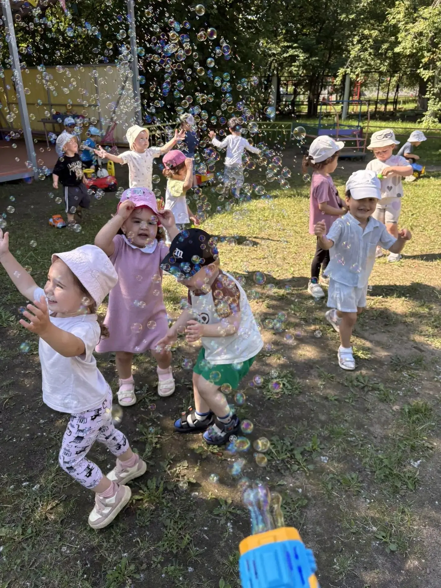 🌞Летняя прогулка - игры с песком и водой, а так же.......с мыльными пузырями. Радостны...