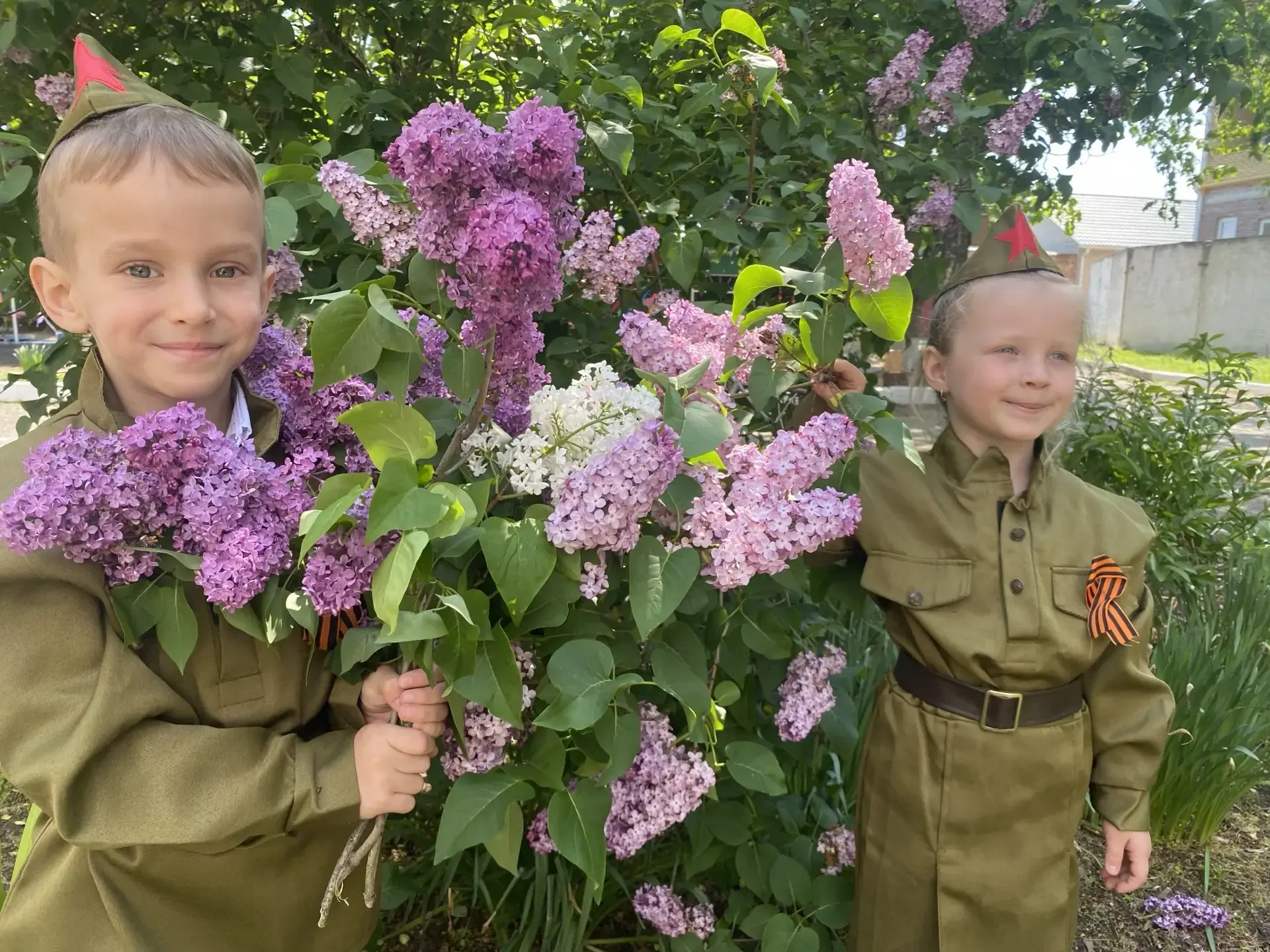 Сегодня в нашем детском саду прошла торжественная линейка, посвящённая великому праздни...