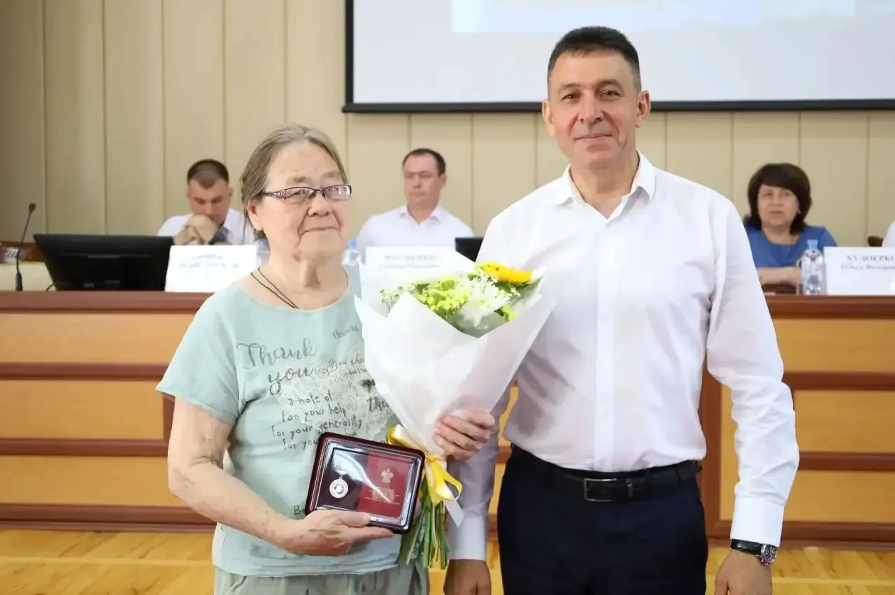 Сегодня глава Красноармейского района Александр Генрихович Харитонов вручил памятный знак Законодате