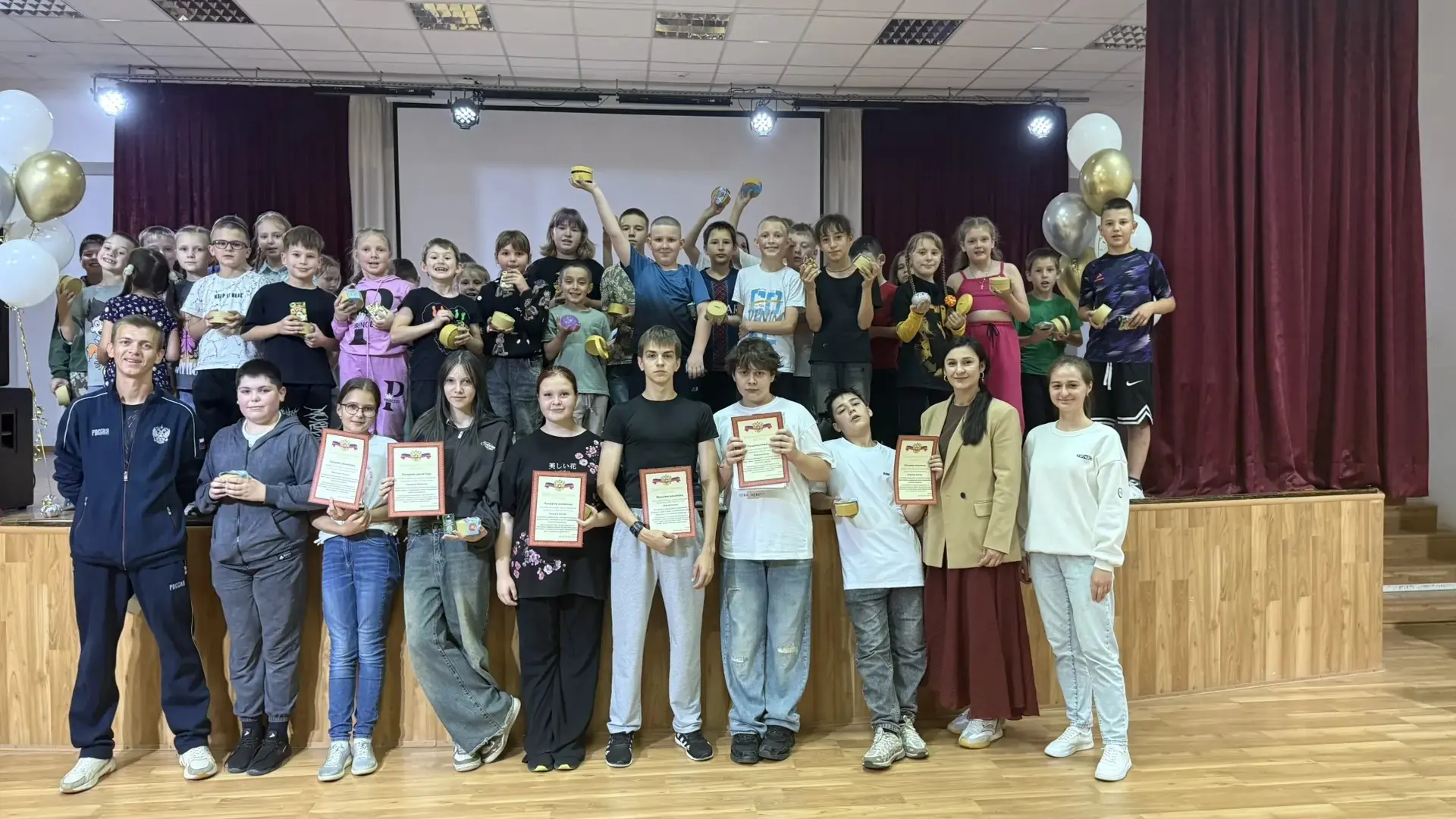 Смена закрыта, сердца — открыты!🫶
Сегодня мы сказали «спасибо» нашим вожатым и воспитателям — их эн
