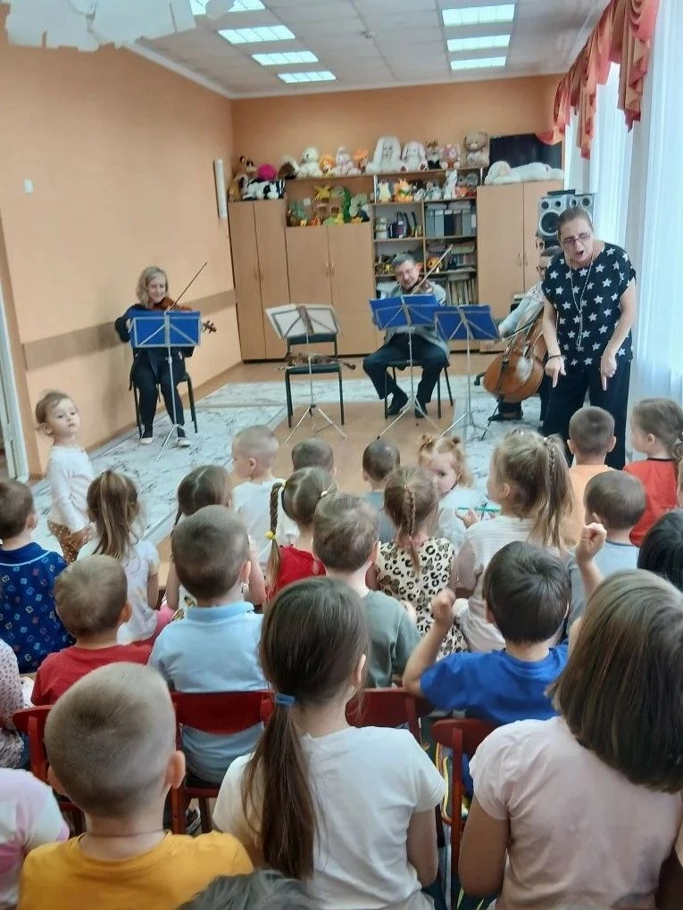 1 июня - Праздник Детства! К нам на праздник  заглянули  гости - наш любимый квартет музыкантов " Вр