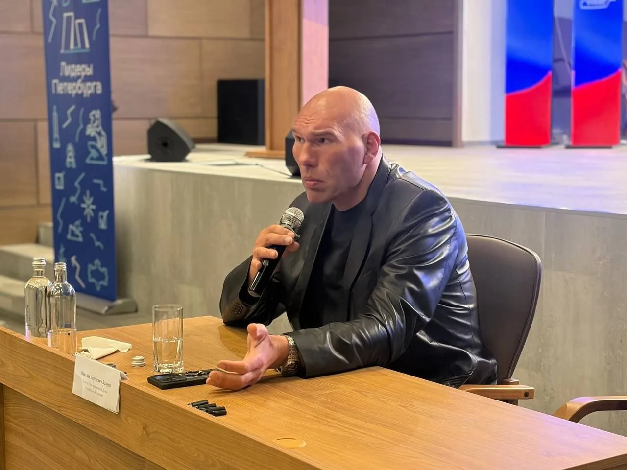 Пока ещё брянский депутат Госдумы Николай Валуев до сих пор не разобрался с Канье Уэстом.