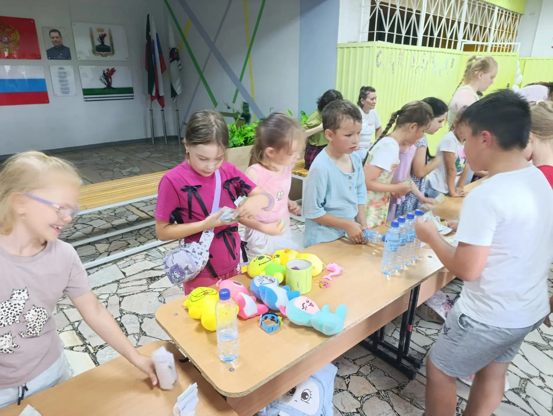 В пришкольном лагере "Город детства" прошла ярмарка, на которой ребята могли продать или купить изде