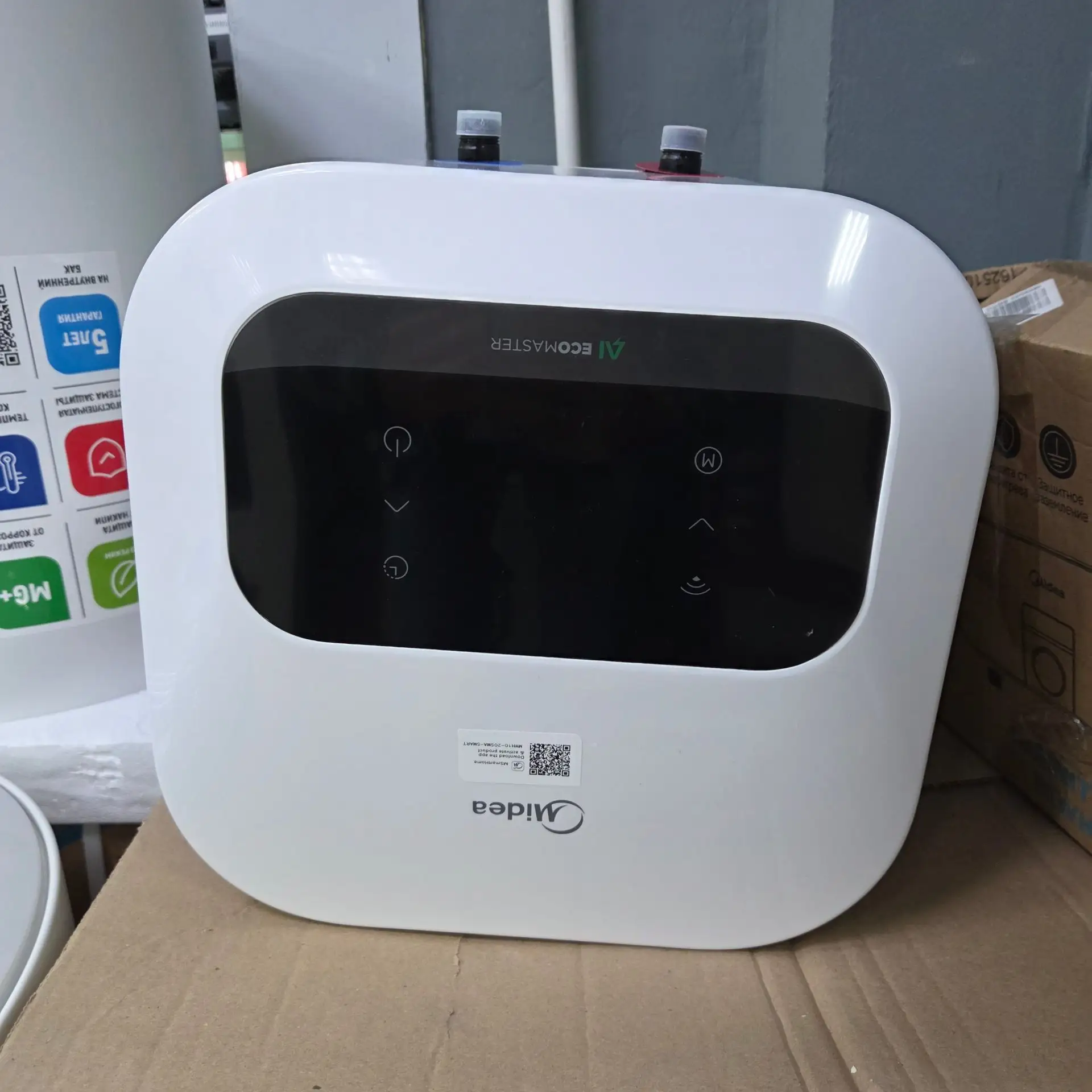 Накопительный водонагреватель Midea оснащён баком на 10 литров и ТЭНом мощностью 2 кВт....