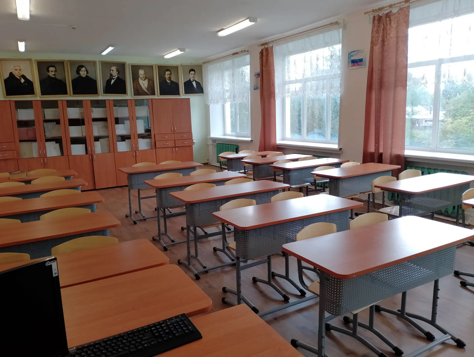 Дорогие друзья! Совсем скоро наша школа вновь распахнёт двери для любознательных, актив...