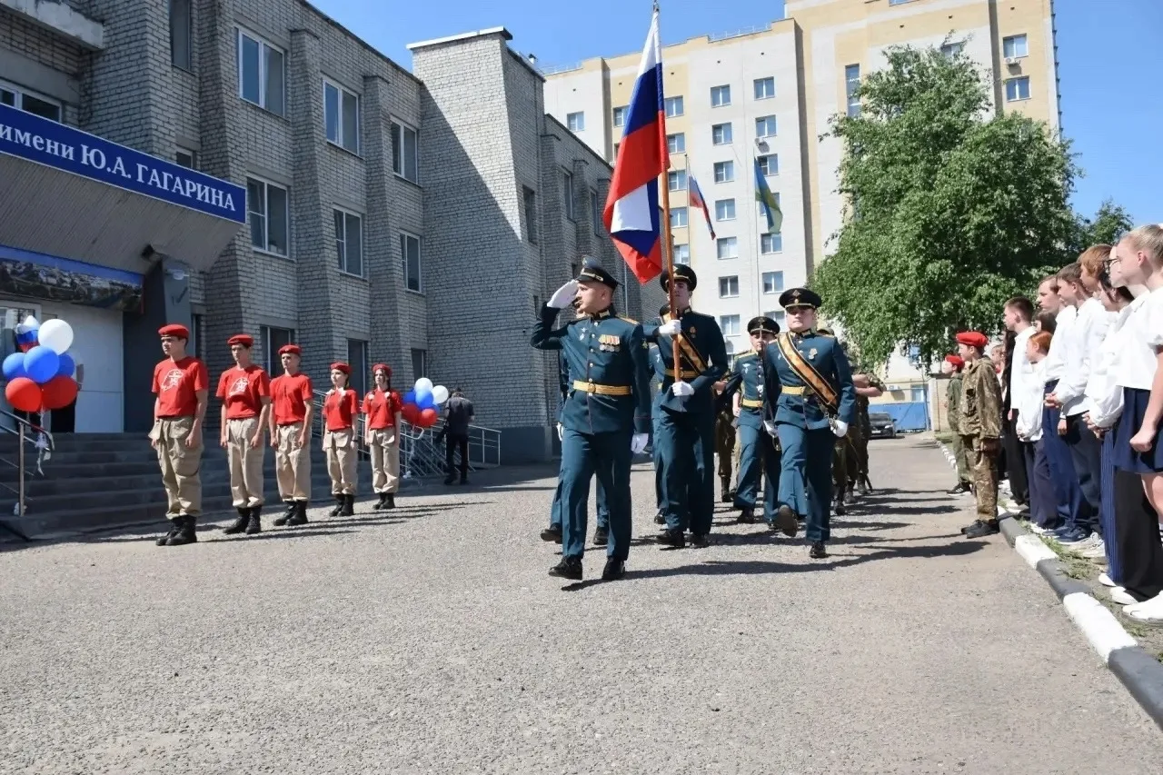 🙏В школе №5 Тамбова открыли мемориальную доску и Парту Героя ефрейтору Константину Ткачёву

Констан
