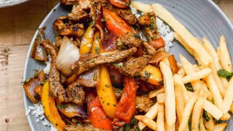 🥩 Ломо сальтадо — встреча двух культур на одной тарелке! 🇵🇪✨
Ломо сальтадо — это сочные кусочки г