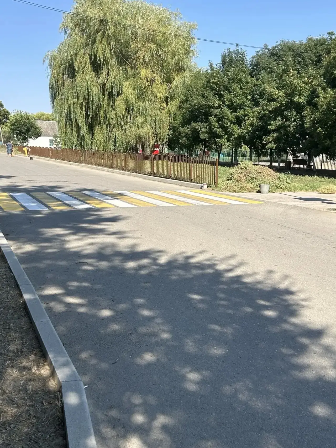 🎒 За парты — в чистоту: учителя вышли на субботник в парковой зоне! 🌳