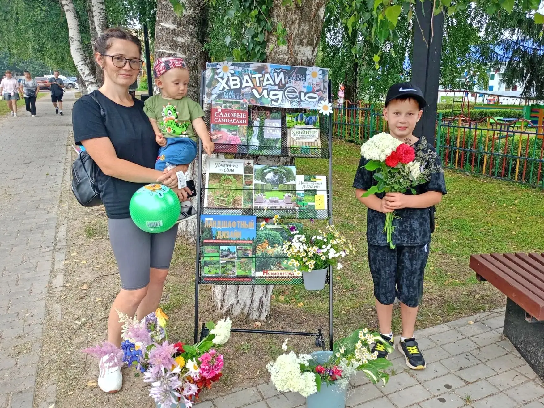 День флориста: как мы порадовали прохожих... и себя заодно (ну мы же девочки! 😋) 
 
🌸 24 июля — де