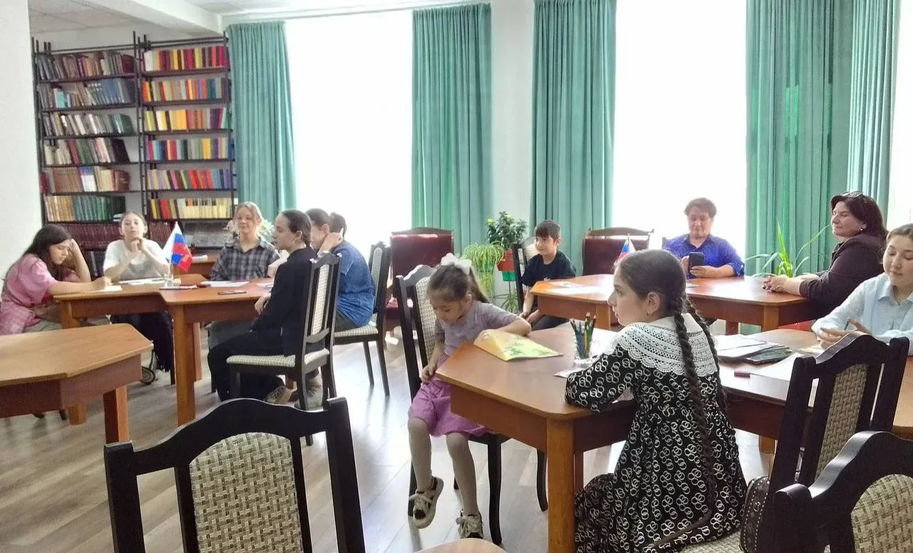 Патриотическая беседа-викторина «Три цвета русской славы» к Дню флага РФ