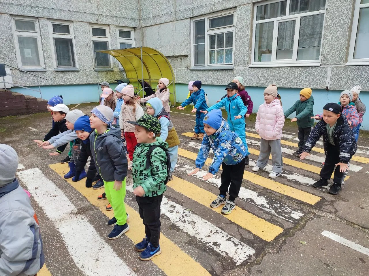 "На зарядку становись!"

🏃‍♂️Каждый день мы проводим утреннюю гимнастику, которая заряжает наших ре